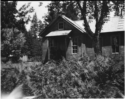 "Klamath Billy" and his wife sitting in front of their house