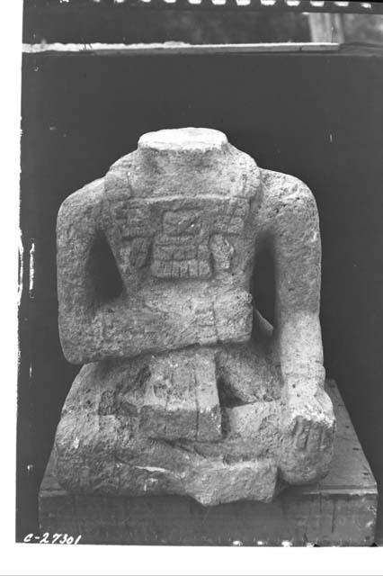 Headless human figure seated, Caracol