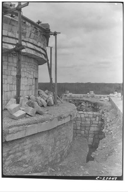 Caracol, Circular substructure and bench, N. side.