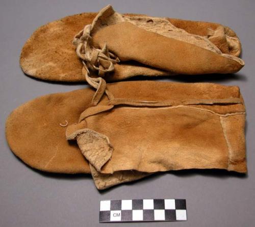 Buckskin moccasins (nambe)