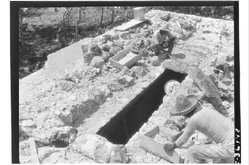 Structure 3 E 3. Vault of chamber under repair, capstones being placed in positi