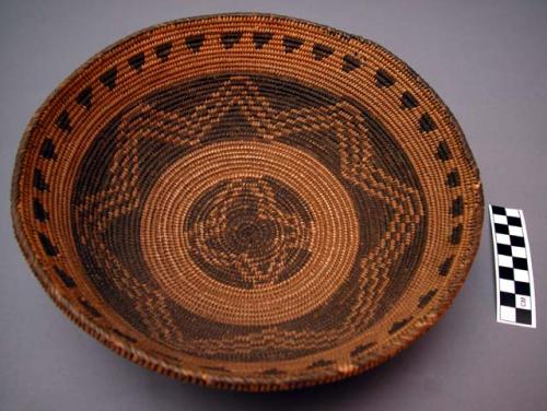 Small tray basket, coiled. Made of bear grass and devil's claw.