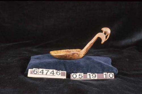 Ladle with animal motif. Made of a hard wood (maple?). 16x10.5 cm.