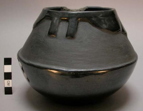 Black-on-black carinated jar