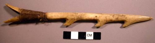 Uniserially barbed harpoon