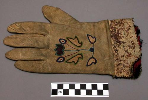 Pawnee buckskin glove, left hand.