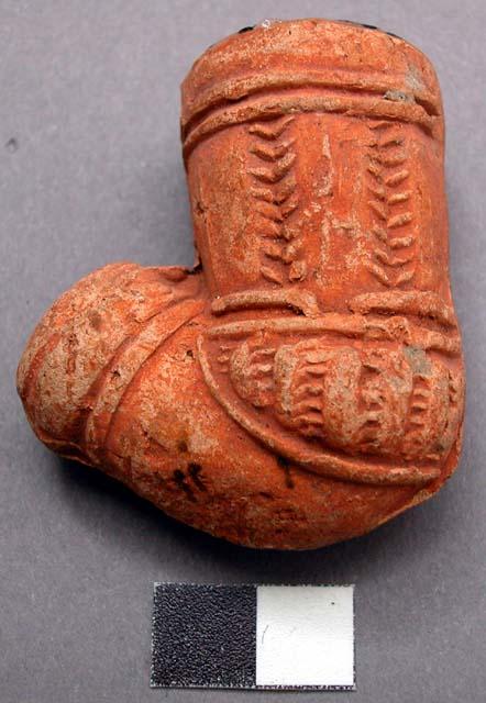 Terracotta molded pipe bowl with stamped decoration