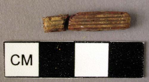 Rectangular amber spacer, decorated on one side with three grooves