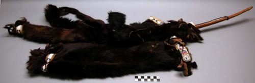 Quiver set made of a brown fur with bow