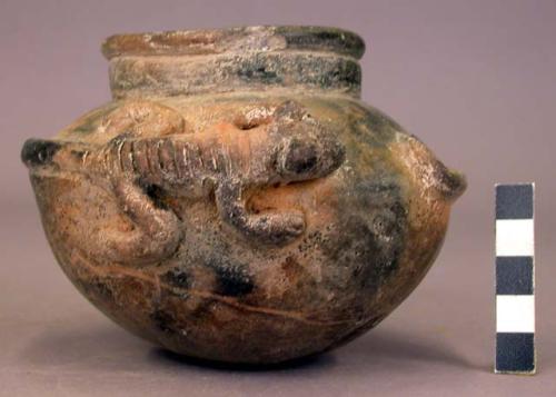 Small pot with two applied lizard motives.