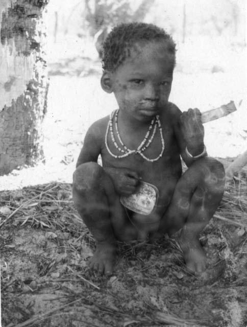 Dumba (son of Chitango (Tango) or /Hishi and !Aikwe or _Tao) sitting