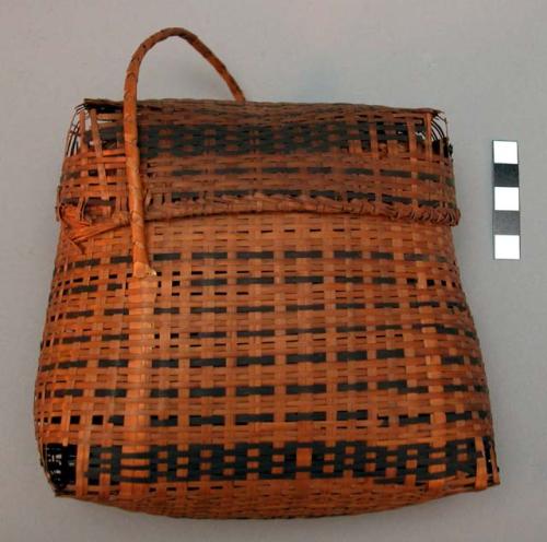 Plaited basketry box, with lid. Alternating dark and natural splints.