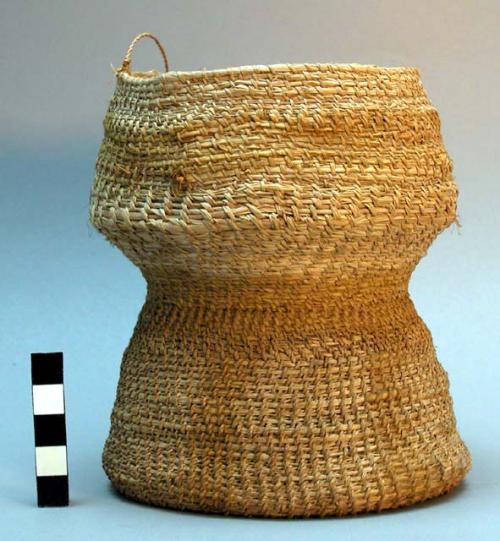 Coiled basket of buriti frond straws