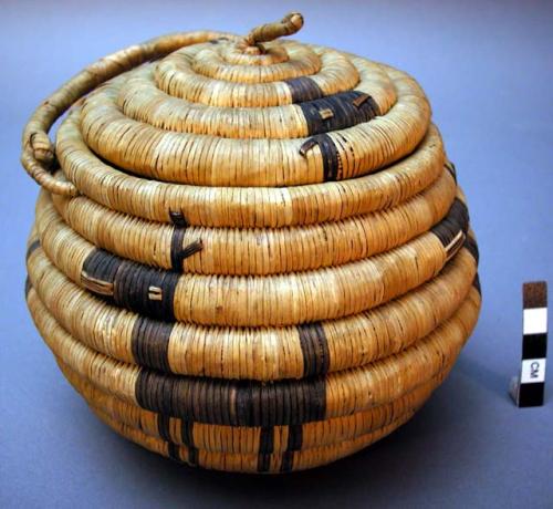 Covered basket with handle - animal figure design