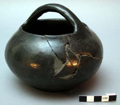 Pottery vessel, black polished ware