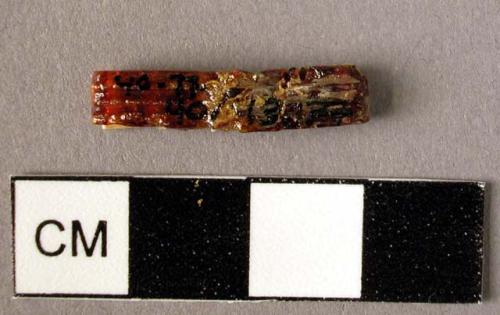 Rectangular amber spacer, decorated on one side with three grooves