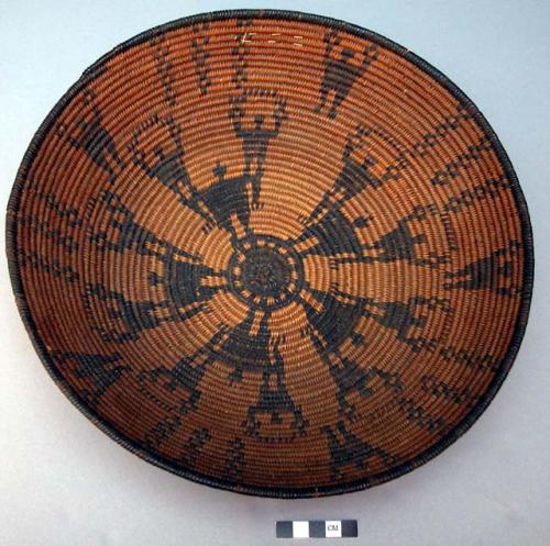 Medium-sized basket tray, coiled. Made of bear grass and devil's claw.