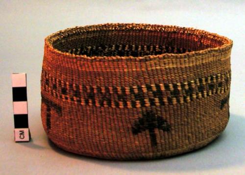 Round basket with brown design