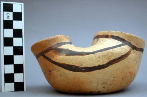 Eccentric vessel, san bernardo polychrome. 6.8 x 6.4 cm.