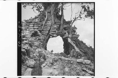 Vaulted entrance between rooms 6 and 7, Structure Q-80