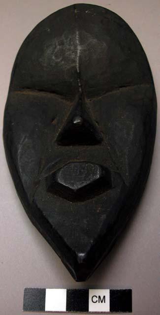 Small wooden mask.  "Mi Gli Glü."