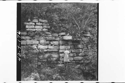 Mound NE of Great Colonnade. Detail of masonry of S face, just W of staircase