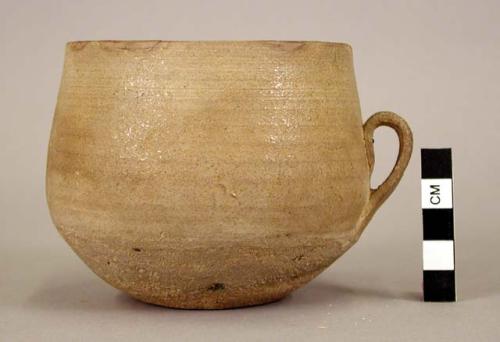 Cup-shaped pottery vessel