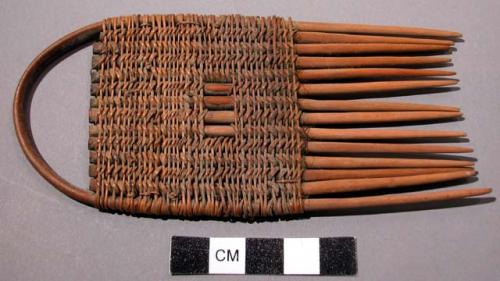 Comb of raffia-palm pieces