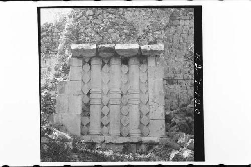 Group 1; Str 5; Medial zone. Fragment of columnar decoration